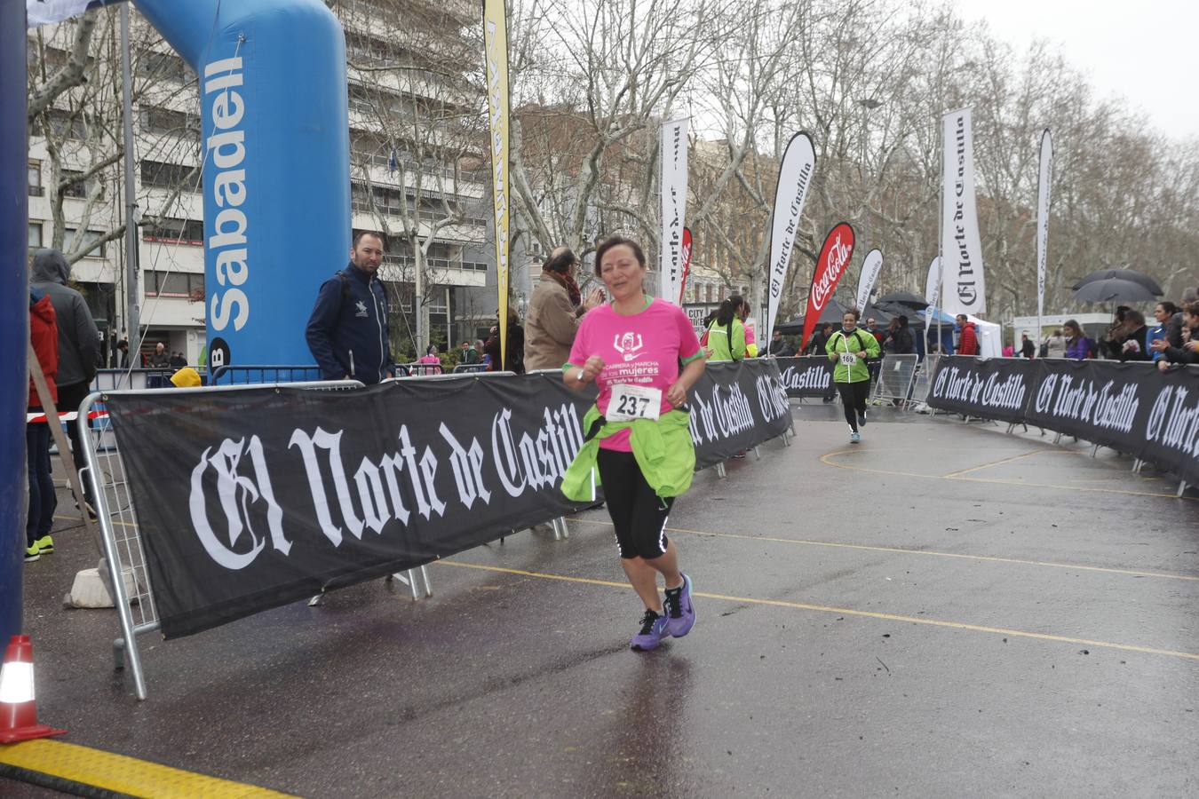 Más de 800 participantes se dieron cita en la Plaza Zorrilla para tomar parte de una marea rosa que tiñó de color las calles del centro de la ciudad