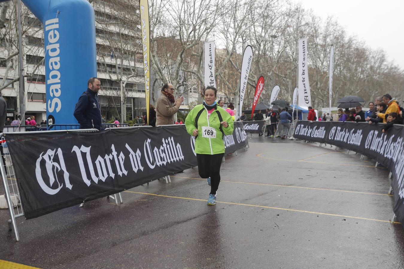 Más de 800 participantes se dieron cita en la Plaza Zorrilla para tomar parte de una marea rosa que tiñó de color las calles del centro de la ciudad