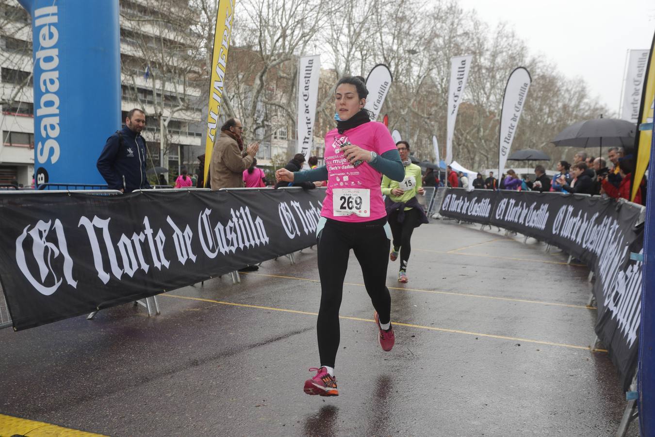 Más de 800 participantes se dieron cita en la Plaza Zorrilla para tomar parte de una marea rosa que tiñó de color las calles del centro de la ciudad