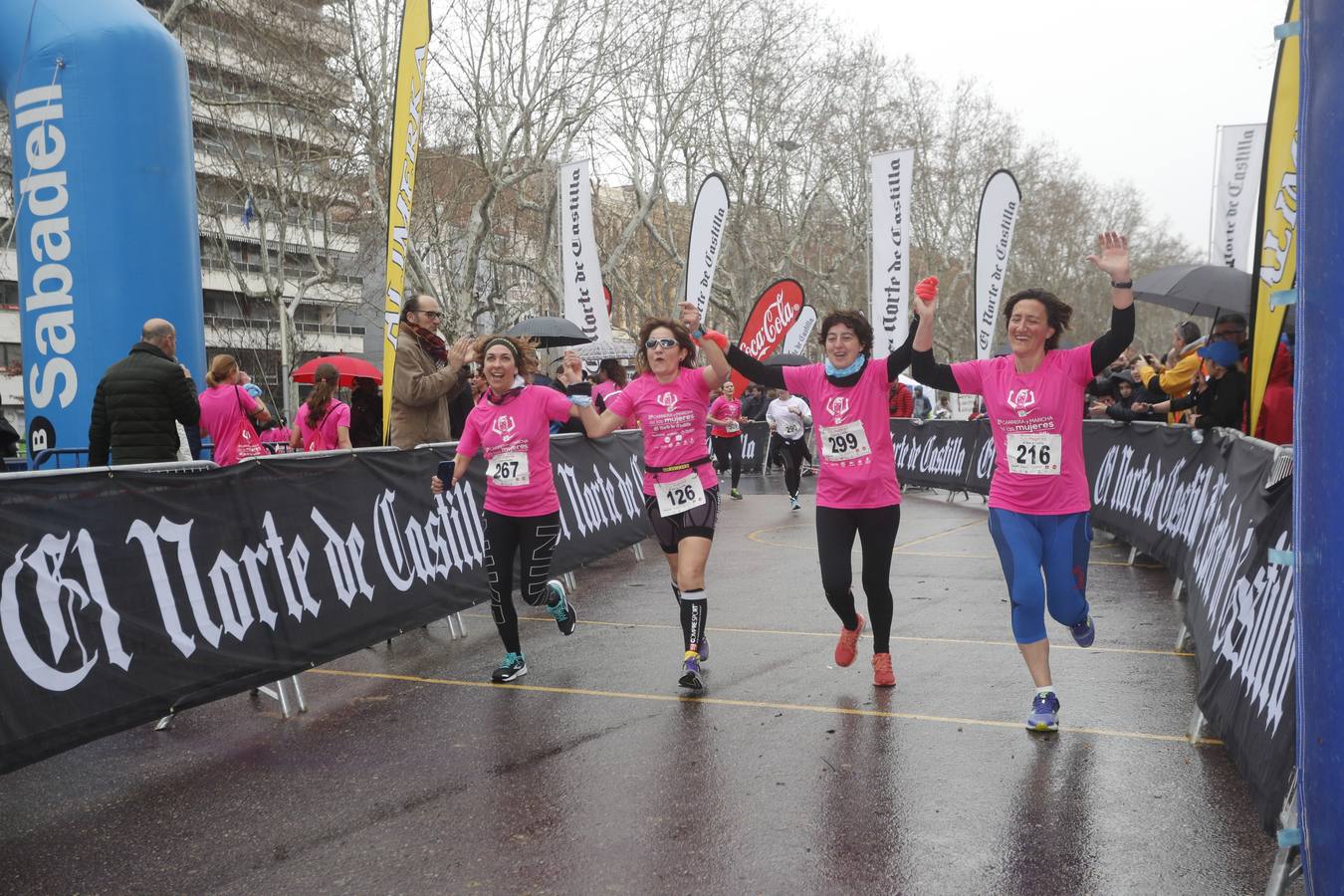 Más de 800 participantes se dieron cita en la Plaza Zorrilla para tomar parte de una marea rosa que tiñó de color las calles del centro de la ciudad