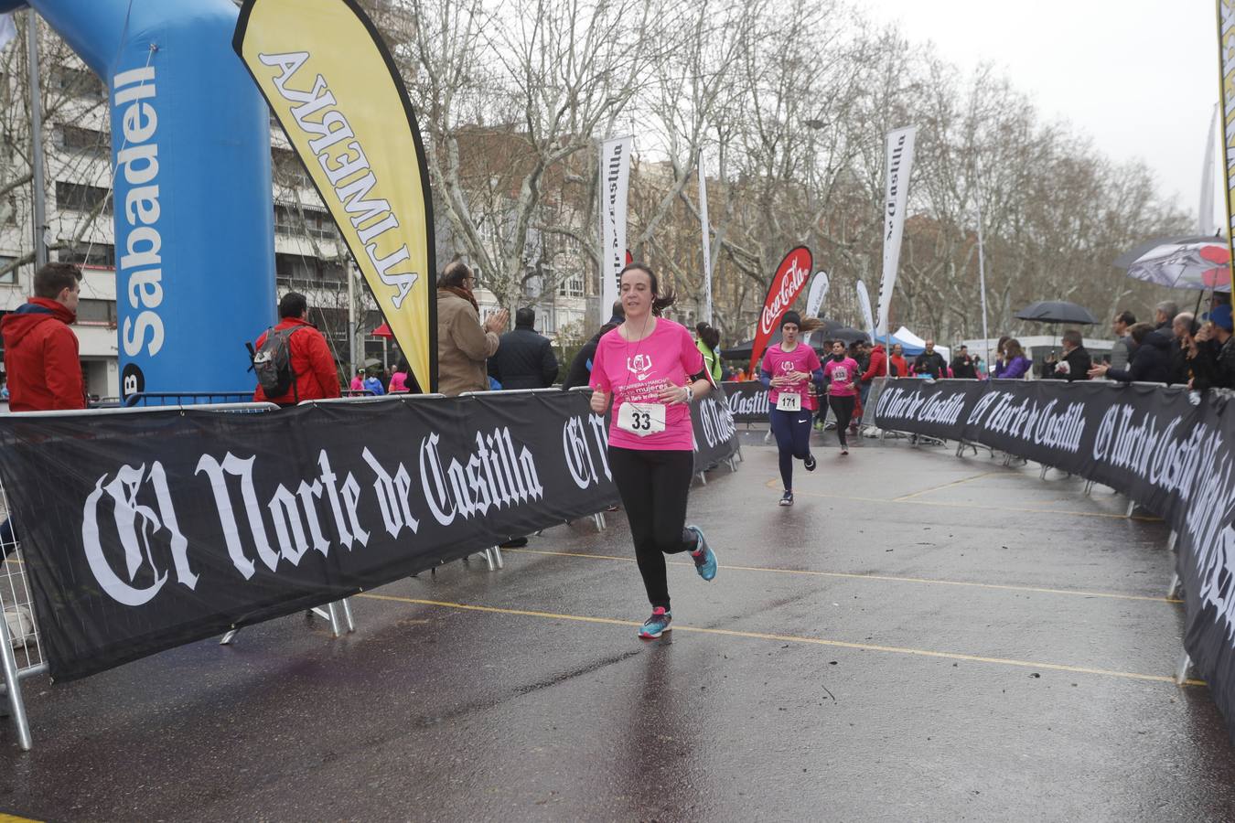 Más de 800 participantes se dieron cita en la Plaza Zorrilla para tomar parte de una marea rosa que tiñó de color las calles del centro de la ciudad