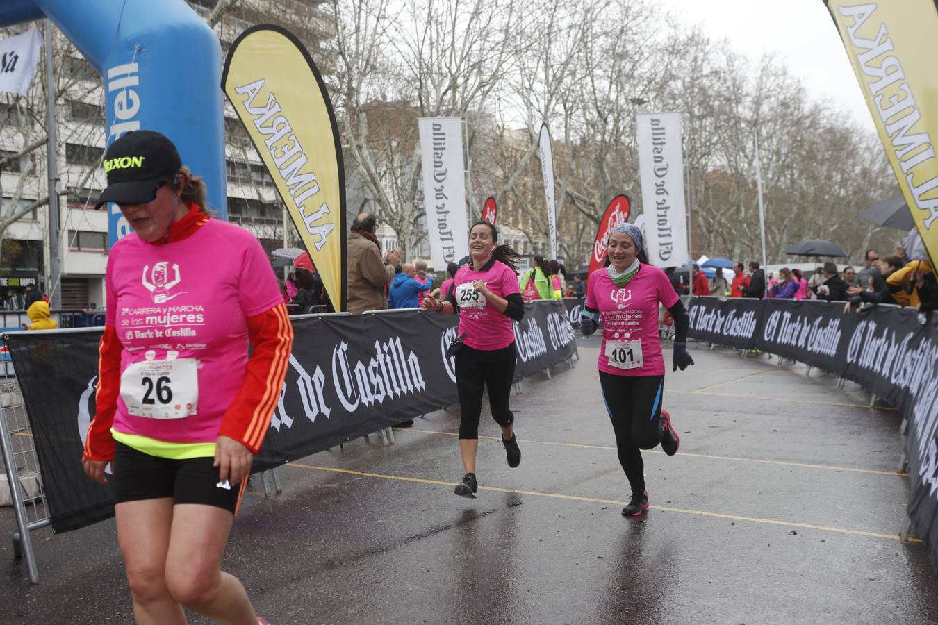 Más de 800 participantes se dieron cita en la Plaza Zorrilla para tomar parte de una marea rosa que tiñó de color las calles del centro de la ciudad