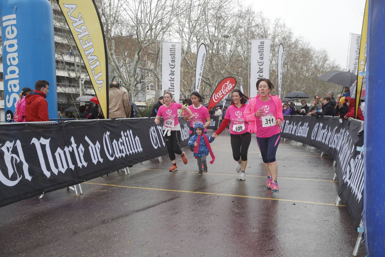 Más de 800 participantes se dieron cita en la Plaza Zorrilla para tomar parte de una marea rosa que tiñó de color las calles del centro de la ciudad