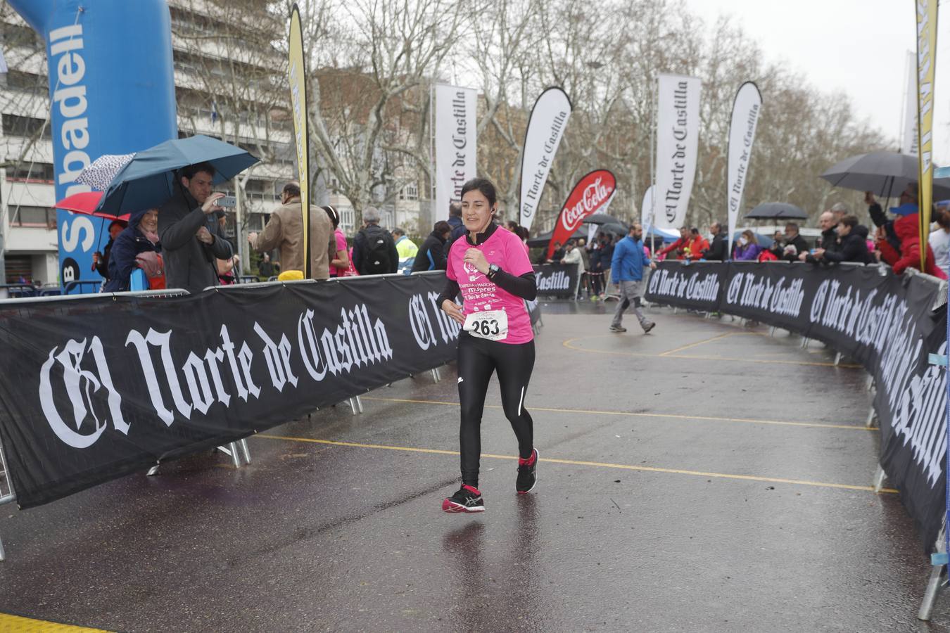 Más de 800 participantes se dieron cita en la Plaza Zorrilla para tomar parte de una marea rosa que tiñó de color las calles del centro de la ciudad