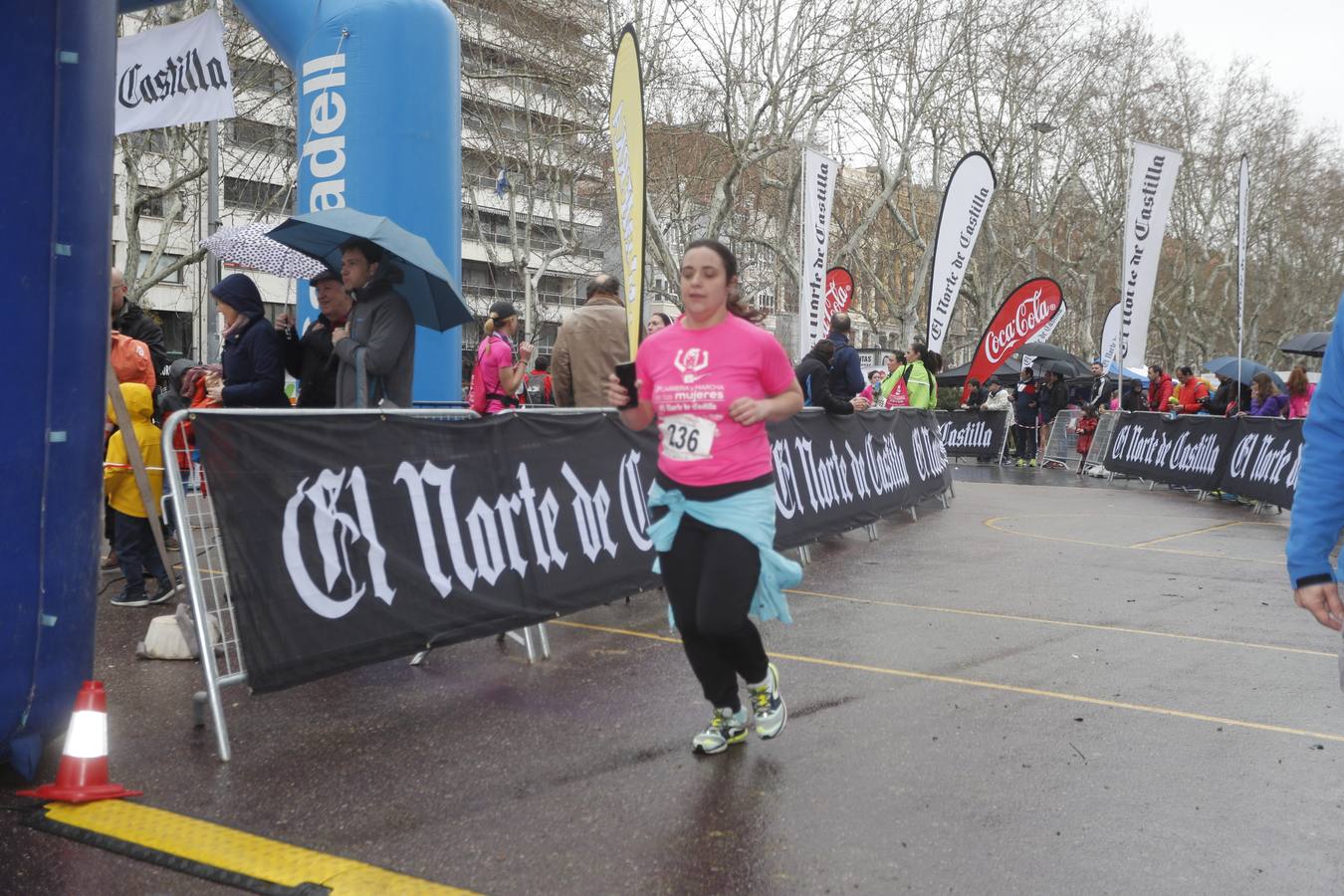 Más de 800 participantes se dieron cita en la Plaza Zorrilla para tomar parte de una marea rosa que tiñó de color las calles del centro de la ciudad