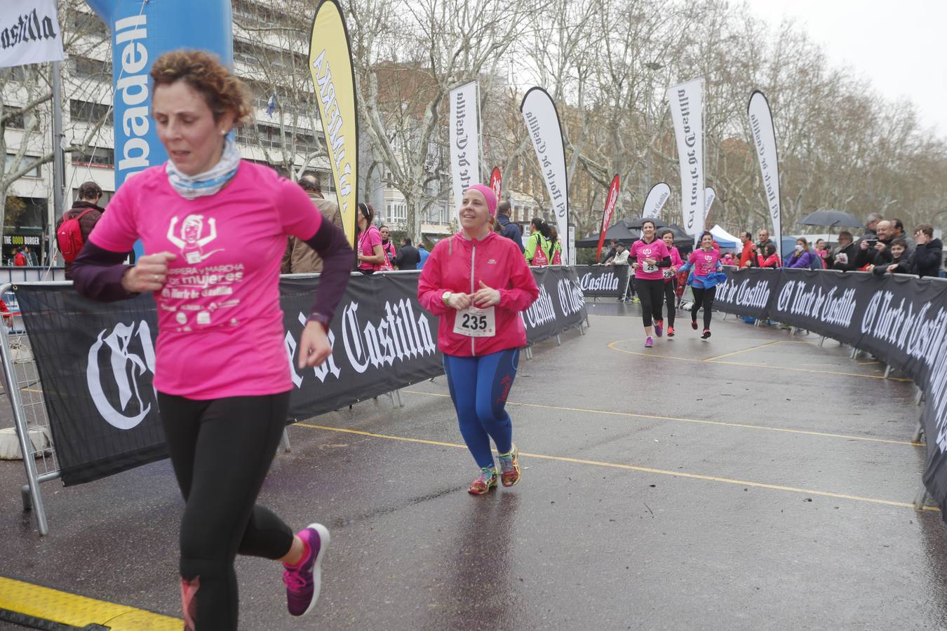 Más de 800 participantes se dieron cita en la Plaza Zorrilla para tomar parte de una marea rosa que tiñó de color las calles del centro de la ciudad