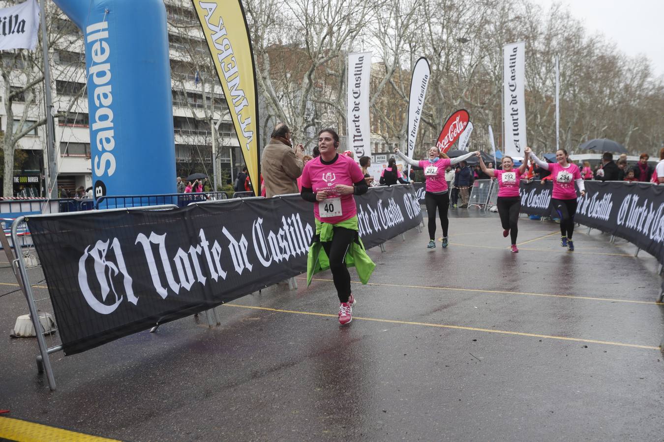 Más de 800 participantes se dieron cita en la Plaza Zorrilla para tomar parte de una marea rosa que tiñó de color las calles del centro de la ciudad