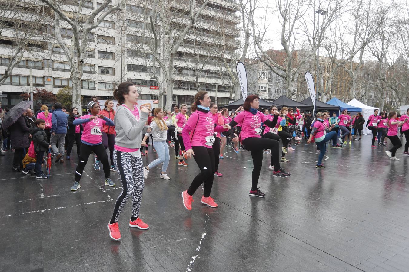 Más de 800 participantes se dieron cita en la Plaza Zorrilla para tomar parte de una marea rosa que tiñó de color las calles del centro de la ciudad