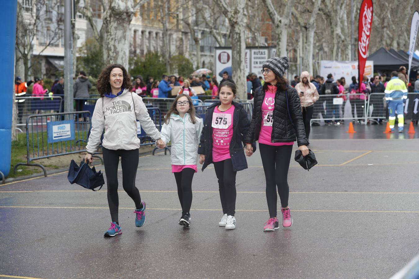 Más de 800 participantes se dieron cita en la Plaza Zorrilla para tomar parte de una marea rosa que tiñó de color las calles del centro de la ciudad