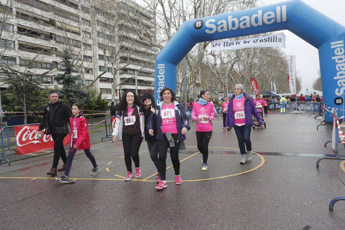 Más de 800 participantes se dieron cita en la Plaza Zorrilla para tomar parte de una marea rosa que tiñó de color las calles del centro de la ciudad