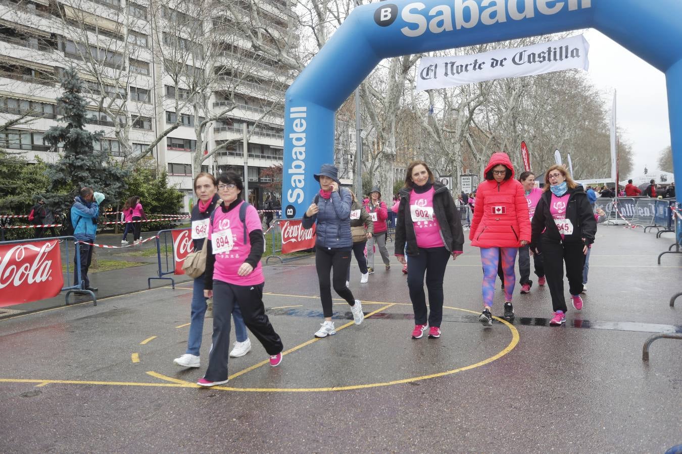 Más de 800 participantes se dieron cita en la Plaza Zorrilla para tomar parte de una marea rosa que tiñó de color las calles del centro de la ciudad