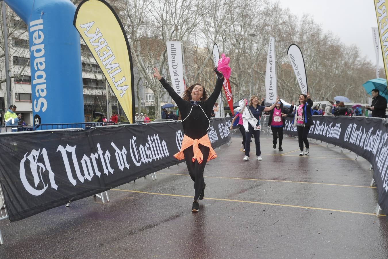 Más de 800 participantes se dieron cita en la Plaza Zorrilla para tomar parte de una marea rosa que tiñó de color las calles del centro de la ciudad