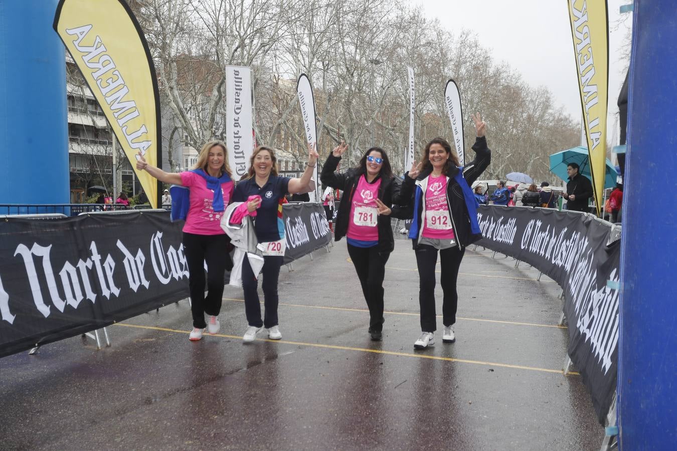 Más de 800 participantes se dieron cita en la Plaza Zorrilla para tomar parte de una marea rosa que tiñó de color las calles del centro de la ciudad