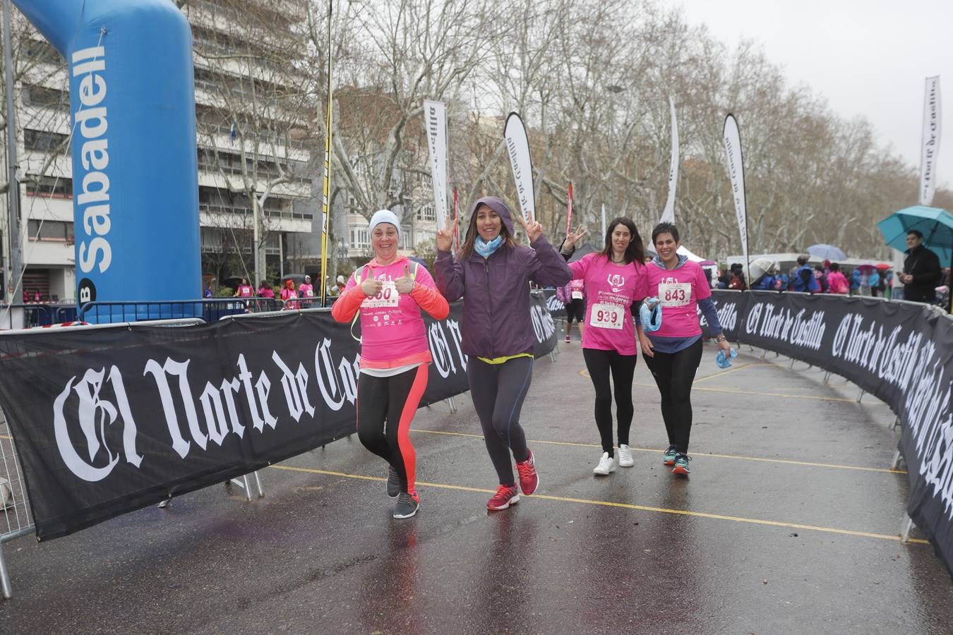 Más de 800 participantes se dieron cita en la Plaza Zorrilla para tomar parte de una marea rosa que tiñó de color las calles del centro de la ciudad