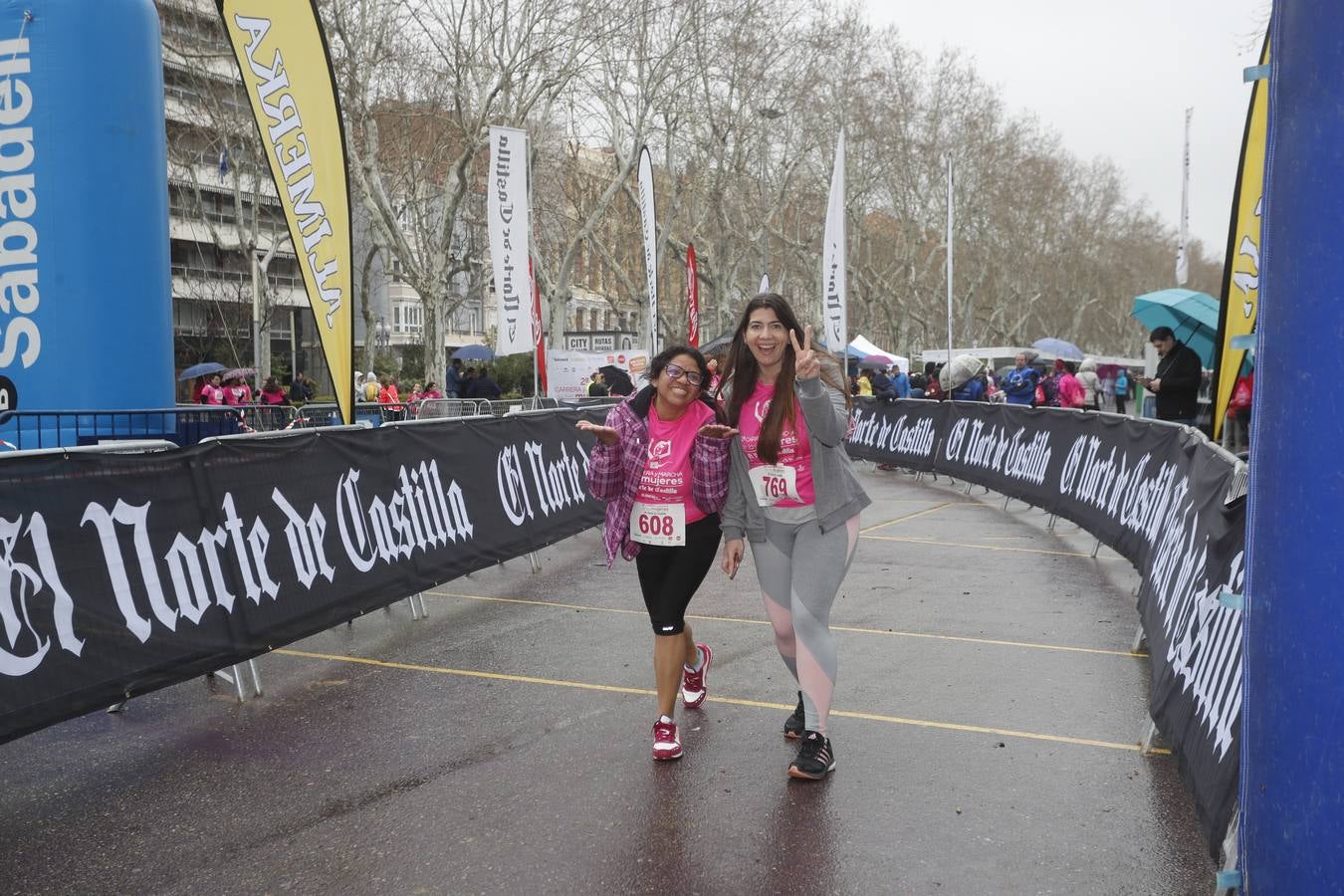 Más de 800 participantes se dieron cita en la Plaza Zorrilla para tomar parte de una marea rosa que tiñó de color las calles del centro de la ciudad