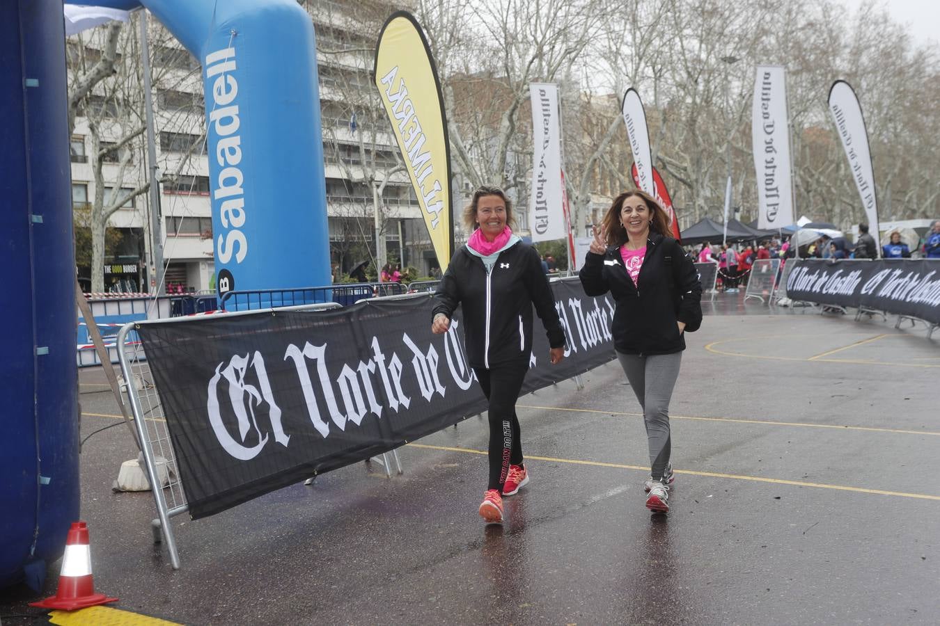 Más de 800 participantes se dieron cita en la Plaza Zorrilla para tomar parte de una marea rosa que tiñó de color las calles del centro de la ciudad