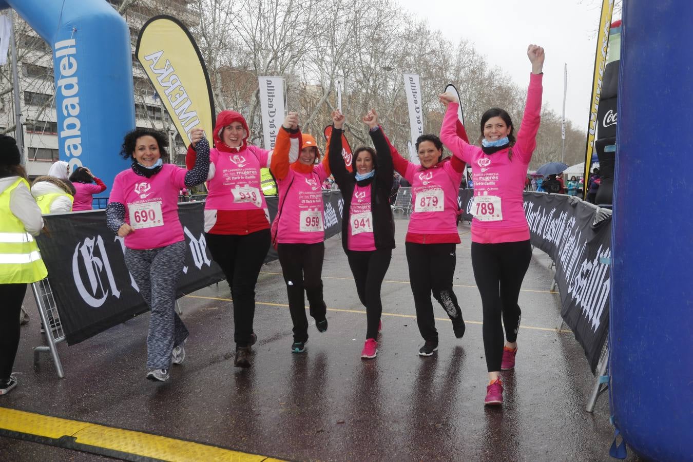 Más de 800 participantes se dieron cita en la Plaza Zorrilla para tomar parte de una marea rosa que tiñó de color las calles del centro de la ciudad