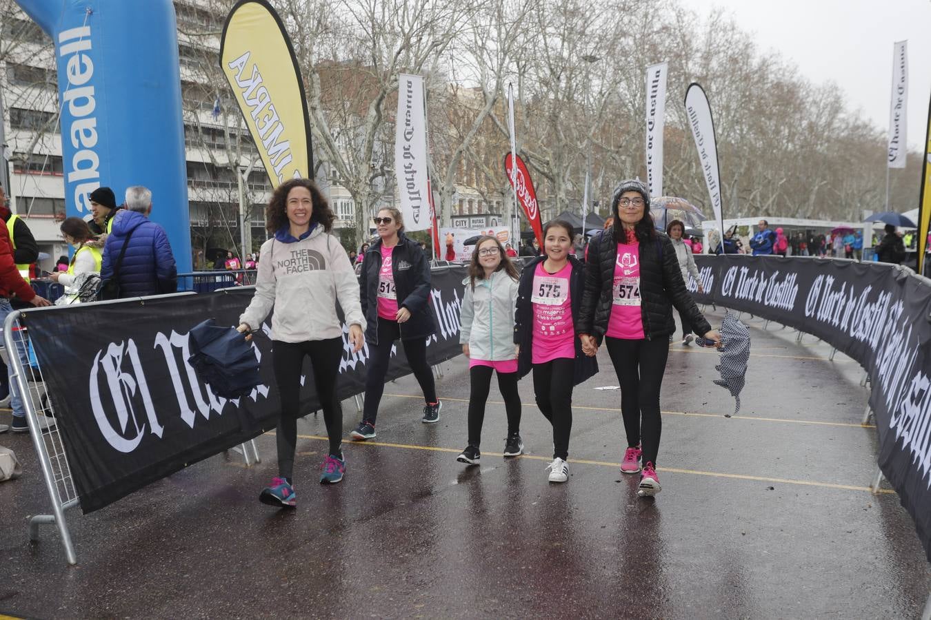 Más de 800 participantes se dieron cita en la Plaza Zorrilla para tomar parte de una marea rosa que tiñó de color las calles del centro de la ciudad