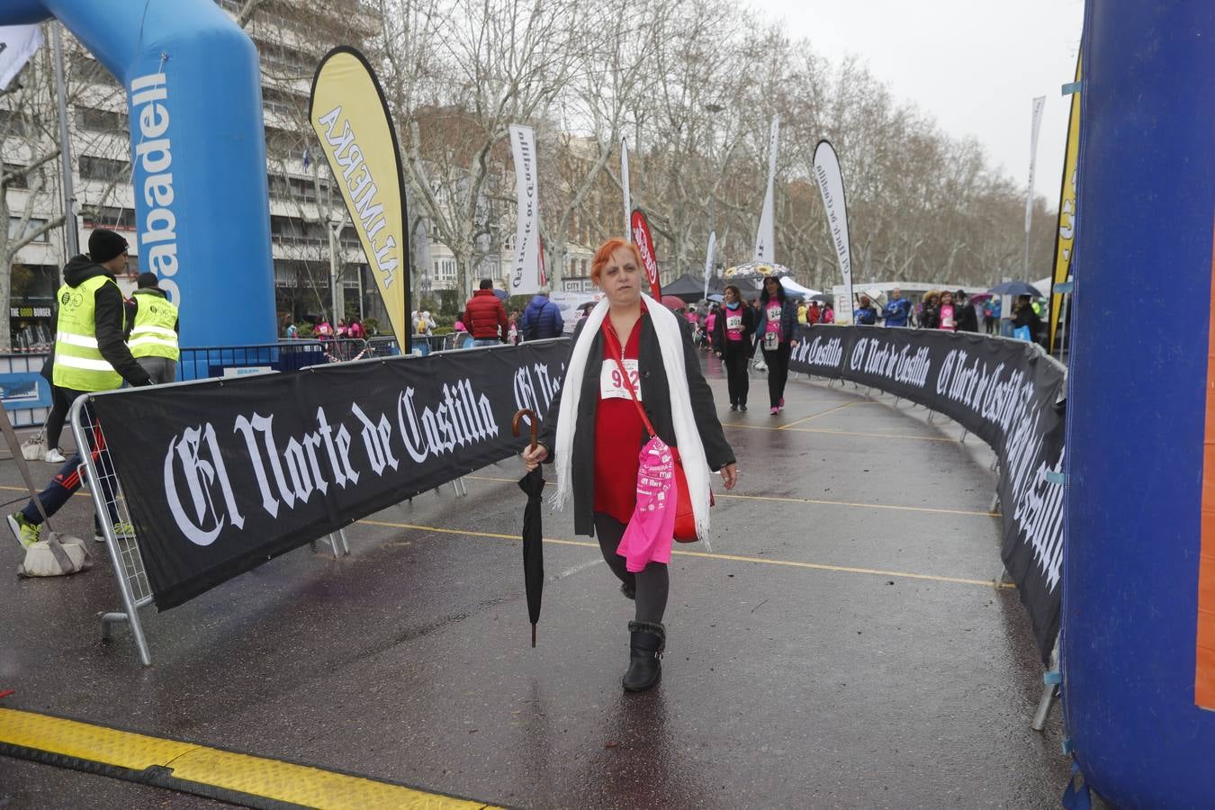 Más de 800 participantes se dieron cita en la Plaza Zorrilla para tomar parte de una marea rosa que tiñó de color las calles del centro de la ciudad