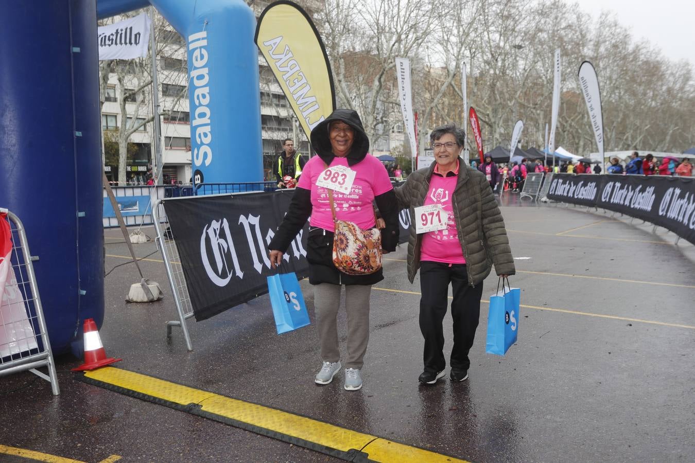 Más de 800 participantes se dieron cita en la Plaza Zorrilla para tomar parte de una marea rosa que tiñó de color las calles del centro de la ciudad