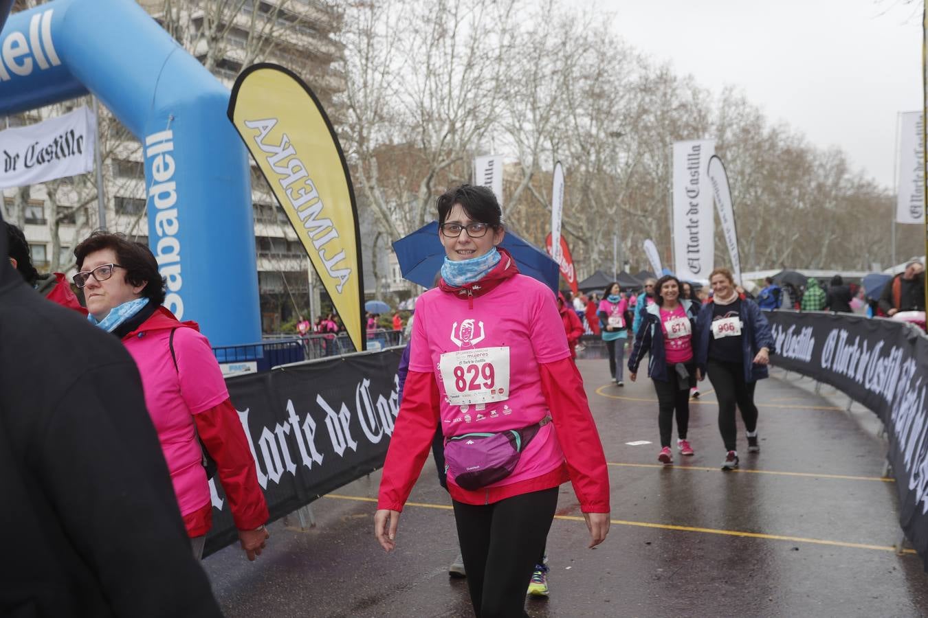 Más de 800 participantes se dieron cita en la Plaza Zorrilla para tomar parte de una marea rosa que tiñó de color las calles del centro de la ciudad