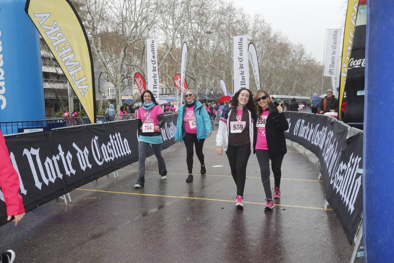 Más de 800 participantes se dieron cita en la Plaza Zorrilla para tomar parte de una marea rosa que tiñó de color las calles del centro de la ciudad