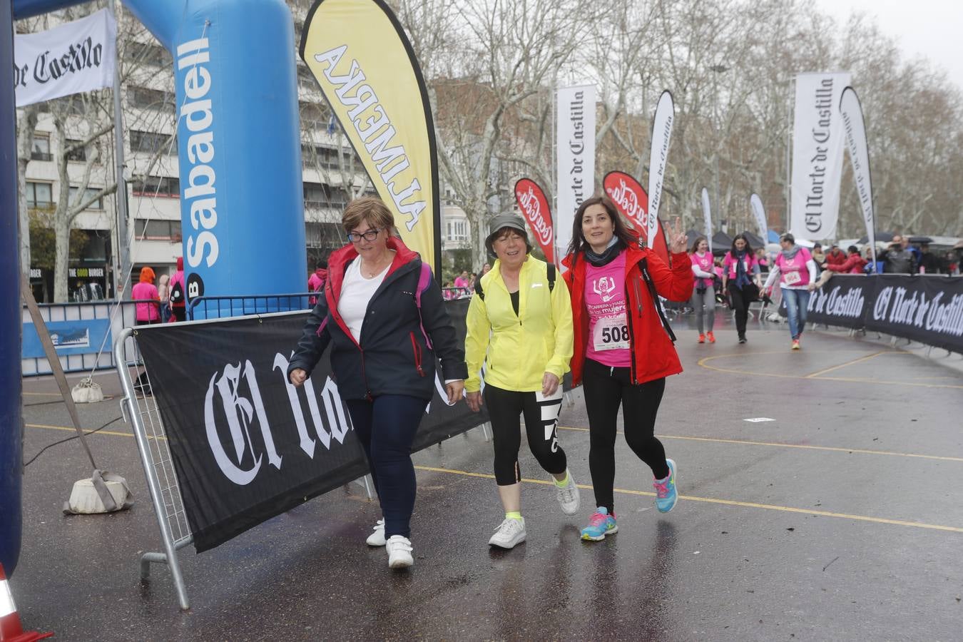 Más de 800 participantes se dieron cita en la Plaza Zorrilla para tomar parte de una marea rosa que tiñó de color las calles del centro de la ciudad