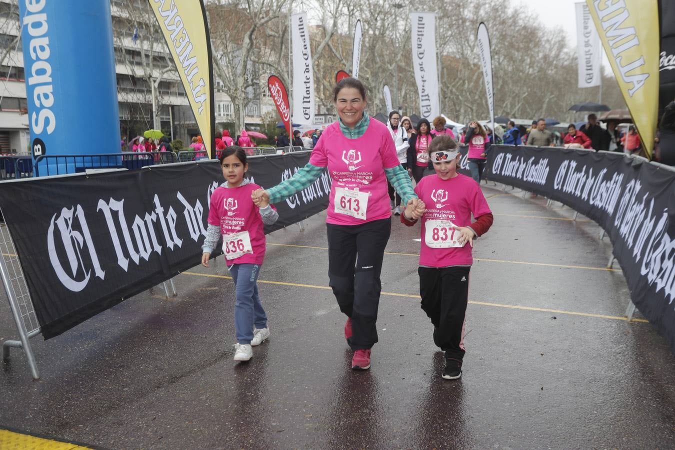 Más de 800 participantes se dieron cita en la Plaza Zorrilla para tomar parte de una marea rosa que tiñó de color las calles del centro de la ciudad