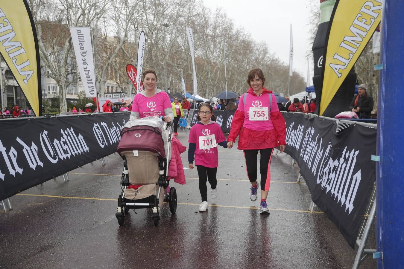 Más de 800 participantes se dieron cita en la Plaza Zorrilla para tomar parte de una marea rosa que tiñó de color las calles del centro de la ciudad