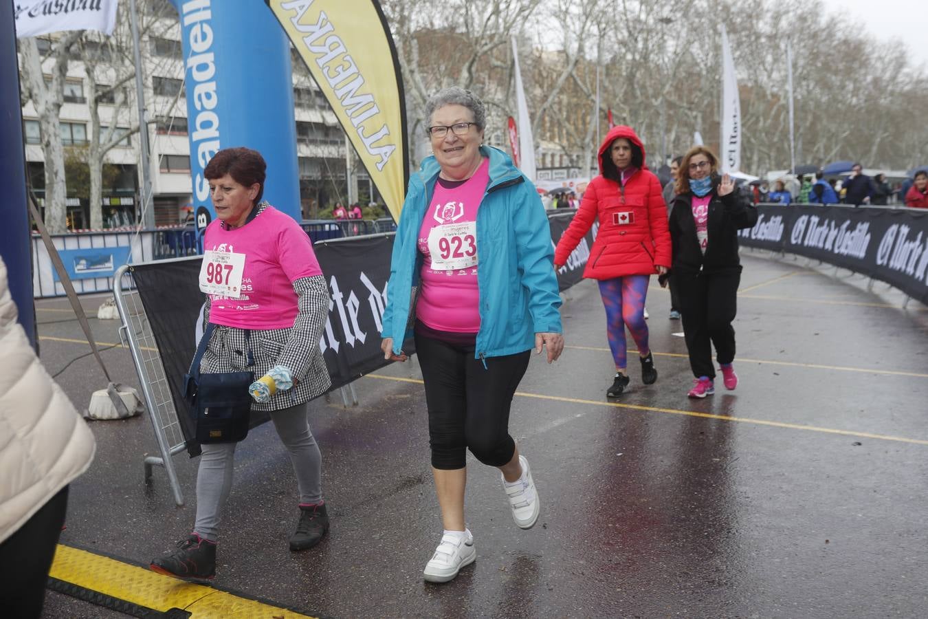 Más de 800 participantes se dieron cita en la Plaza Zorrilla para tomar parte de una marea rosa que tiñó de color las calles del centro de la ciudad