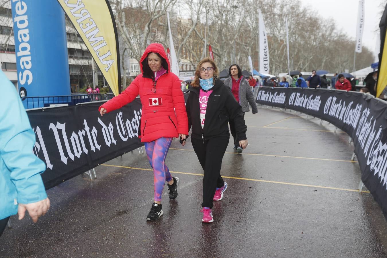 Más de 800 participantes se dieron cita en la Plaza Zorrilla para tomar parte de una marea rosa que tiñó de color las calles del centro de la ciudad