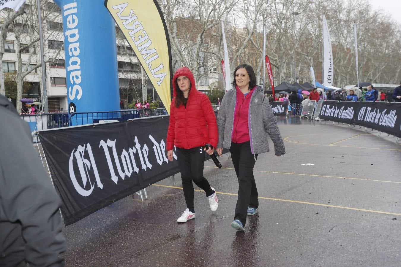 Más de 800 participantes se dieron cita en la Plaza Zorrilla para tomar parte de una marea rosa que tiñó de color las calles del centro de la ciudad