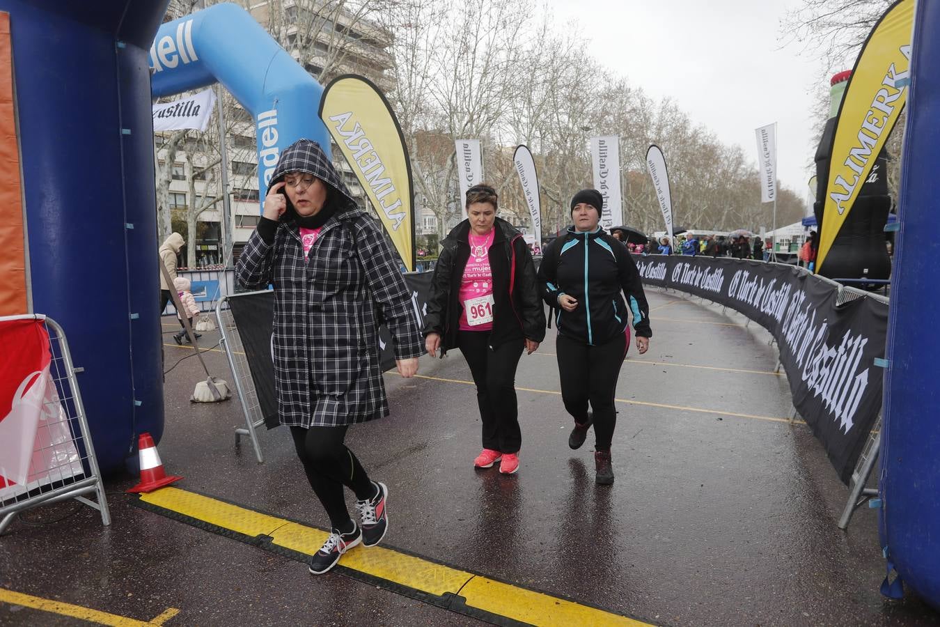 Más de 800 participantes se dieron cita en la Plaza Zorrilla para tomar parte de una marea rosa que tiñó de color las calles del centro de la ciudad