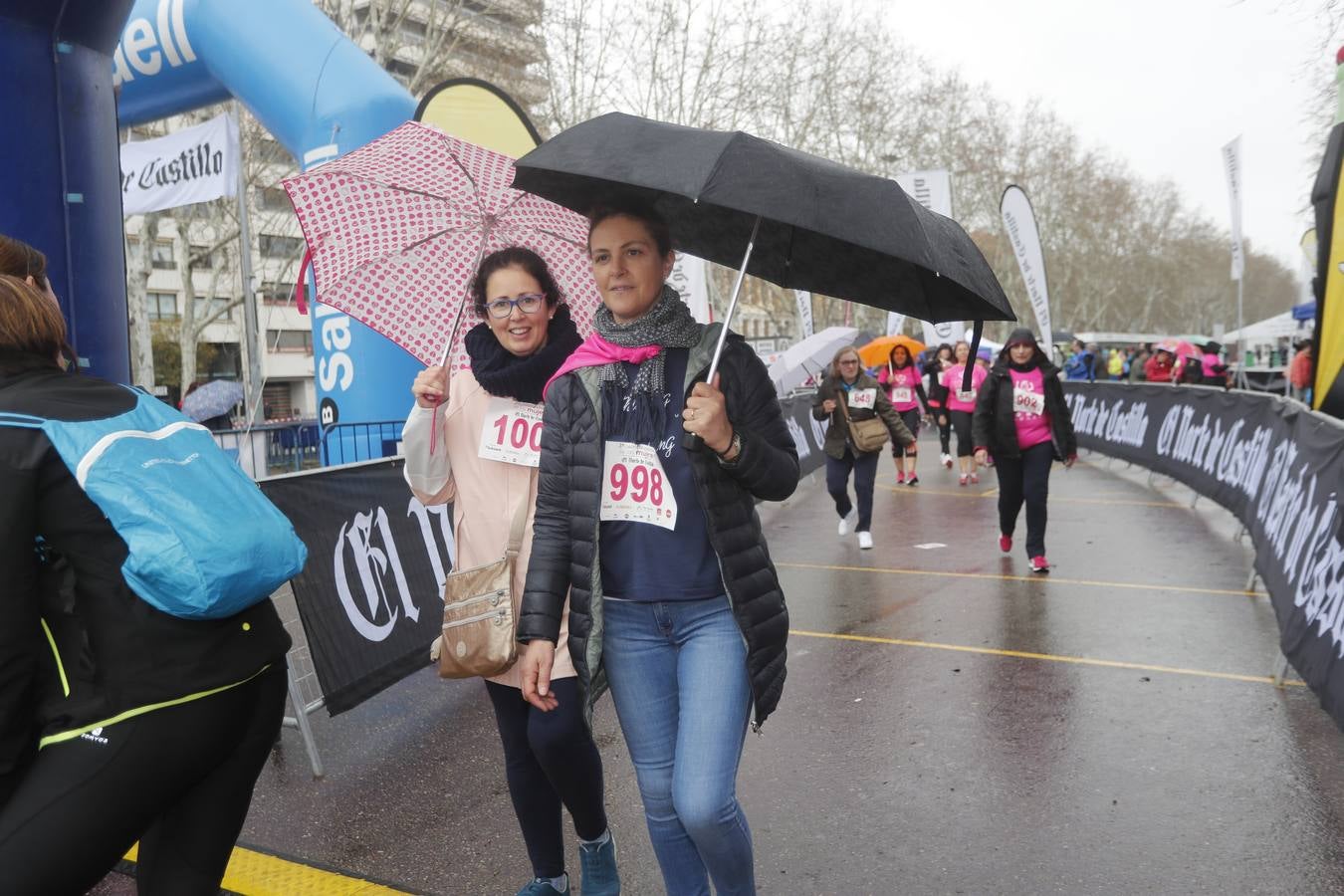 Más de 800 participantes se dieron cita en la Plaza Zorrilla para tomar parte de una marea rosa que tiñó de color las calles del centro de la ciudad