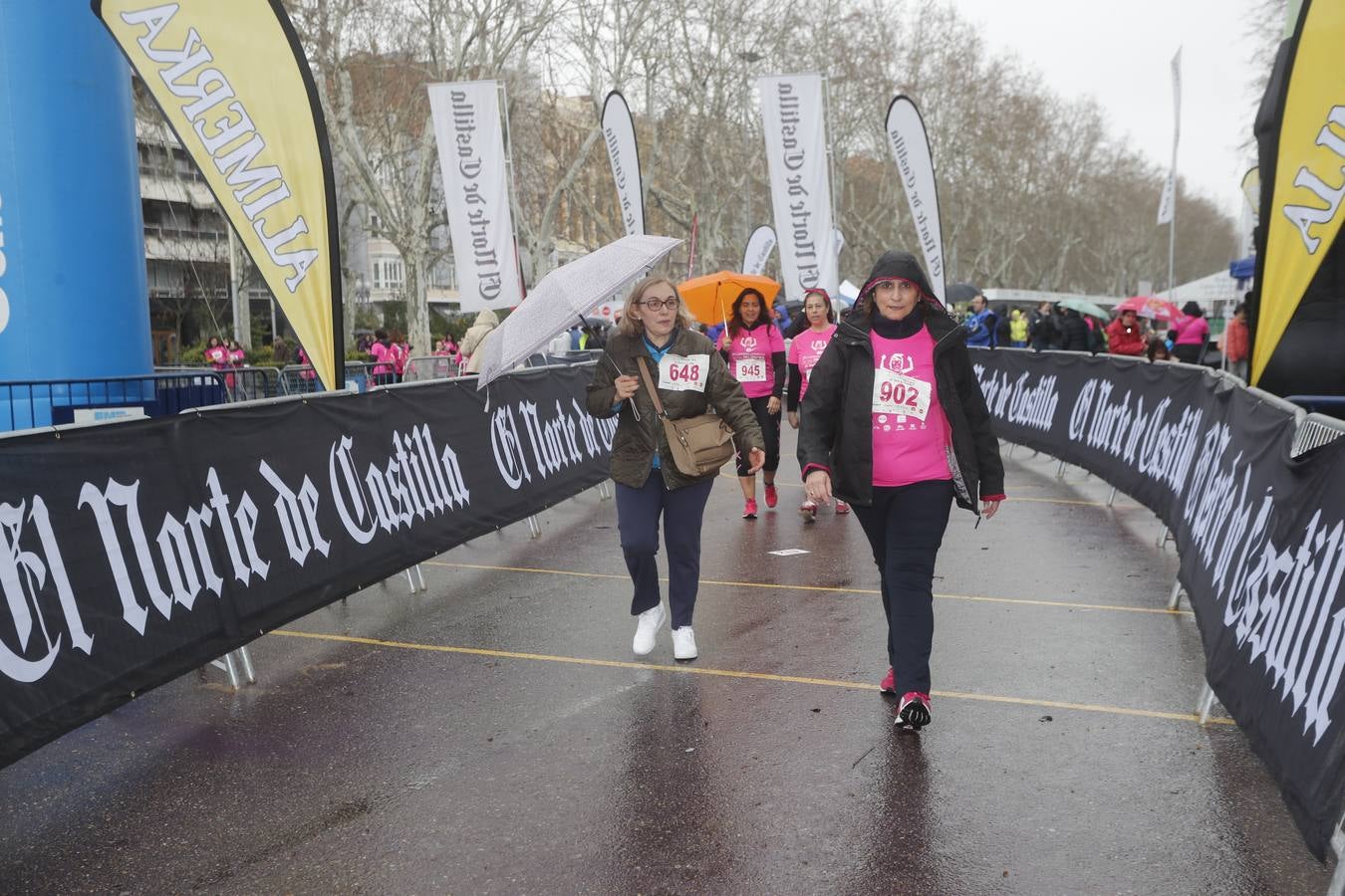 Más de 800 participantes se dieron cita en la Plaza Zorrilla para tomar parte de una marea rosa que tiñó de color las calles del centro de la ciudad