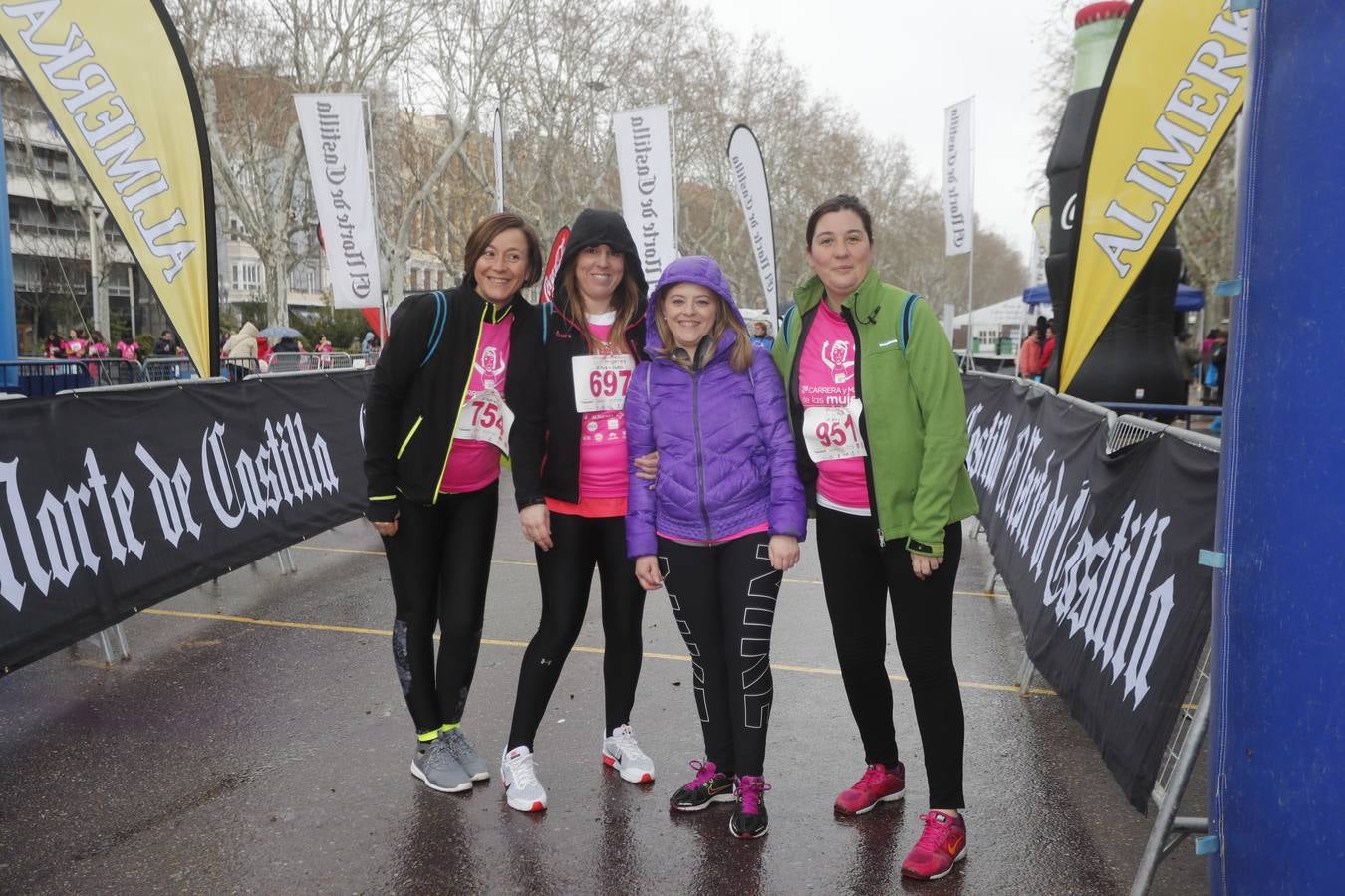 Más de 800 participantes se dieron cita en la Plaza Zorrilla para tomar parte de una marea rosa que tiñó de color las calles del centro de la ciudad