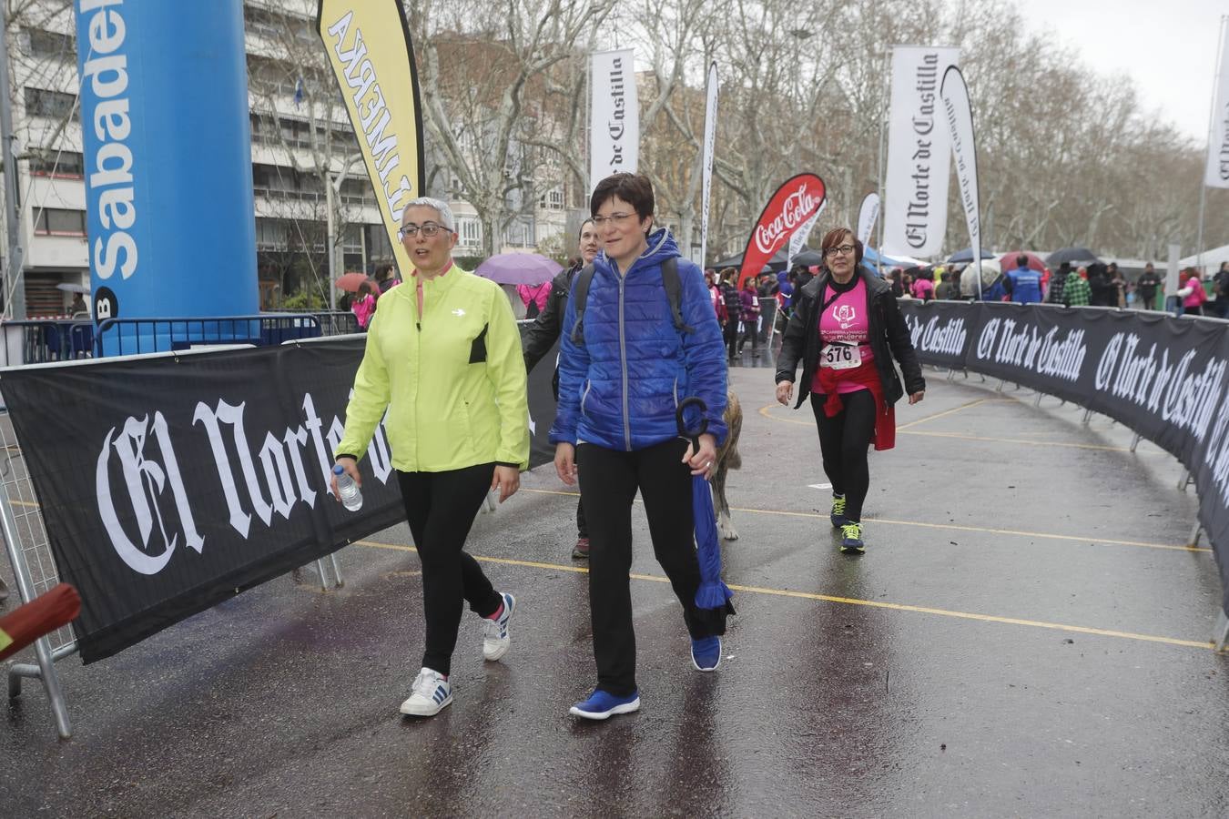 Más de 800 participantes se dieron cita en la Plaza Zorrilla para tomar parte de una marea rosa que tiñó de color las calles del centro de la ciudad