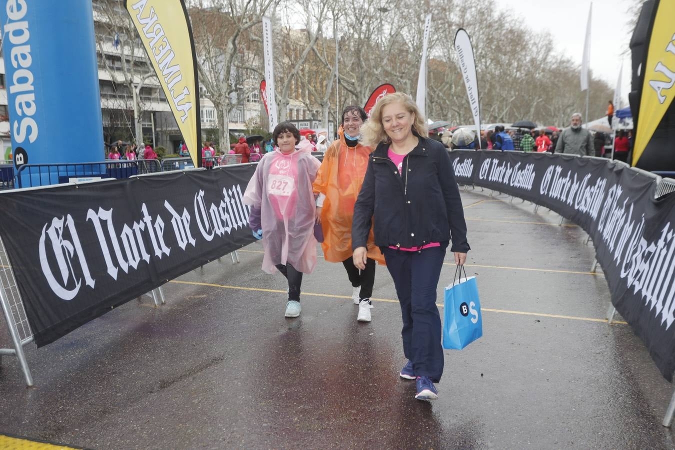 Más de 800 participantes se dieron cita en la Plaza Zorrilla para tomar parte de una marea rosa que tiñó de color las calles del centro de la ciudad