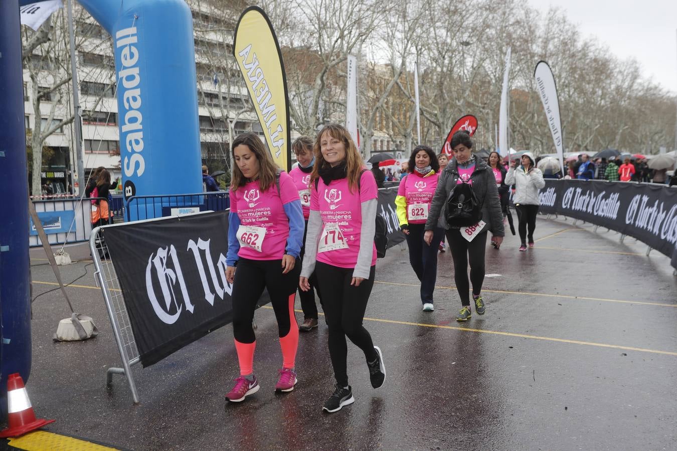 Más de 800 participantes se dieron cita en la Plaza Zorrilla para tomar parte de una marea rosa que tiñó de color las calles del centro de la ciudad