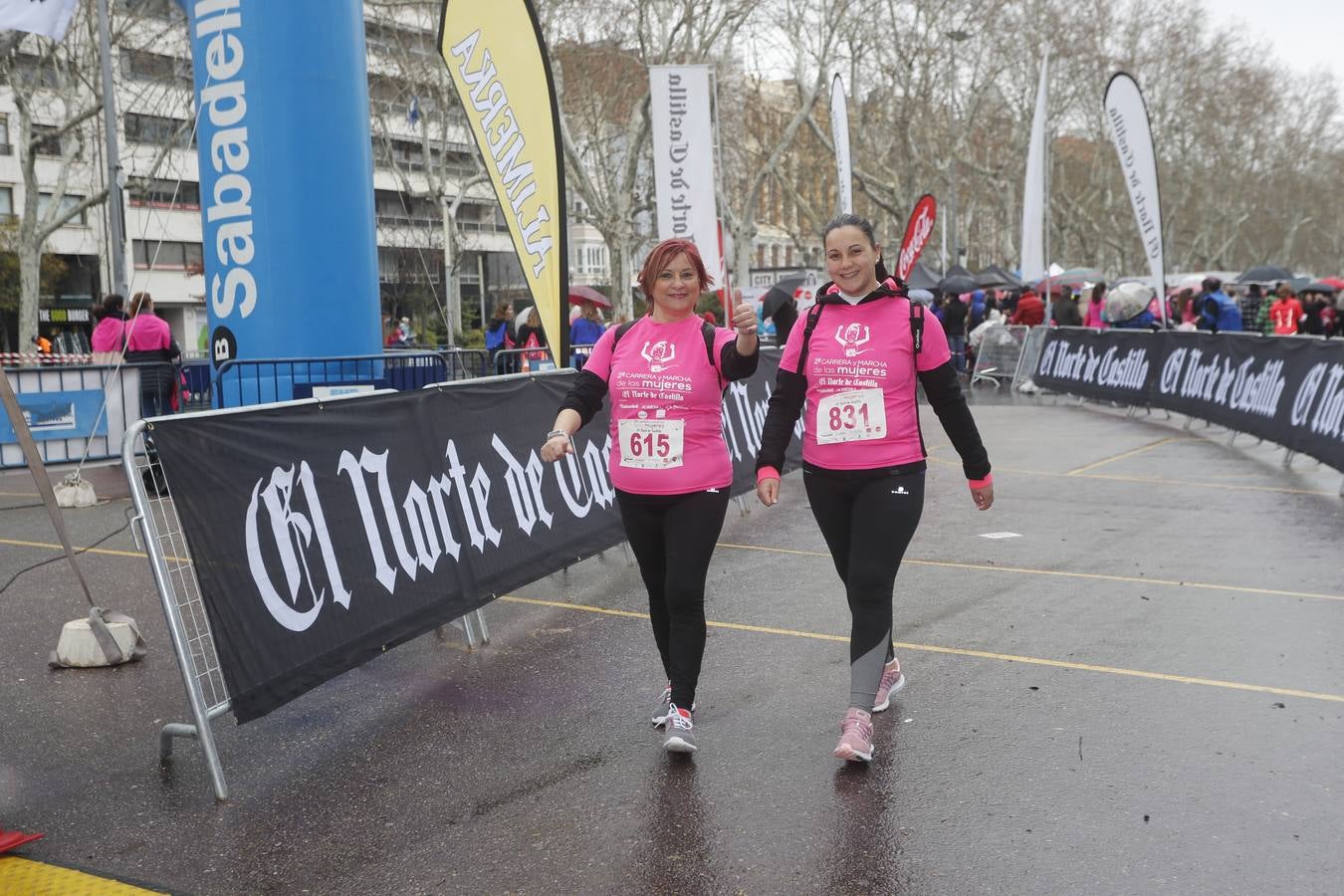 Más de 800 participantes se dieron cita en la Plaza Zorrilla para tomar parte de una marea rosa que tiñó de color las calles del centro de la ciudad