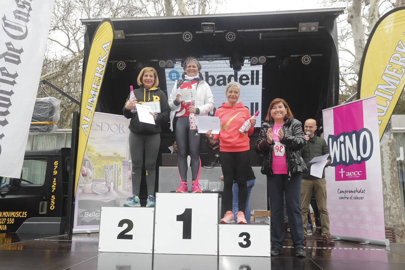 Más de 800 participantes se dieron cita en la Plaza Zorrilla para tomar parte de una marea rosa que tiñó de color las calles del centro de la ciudad