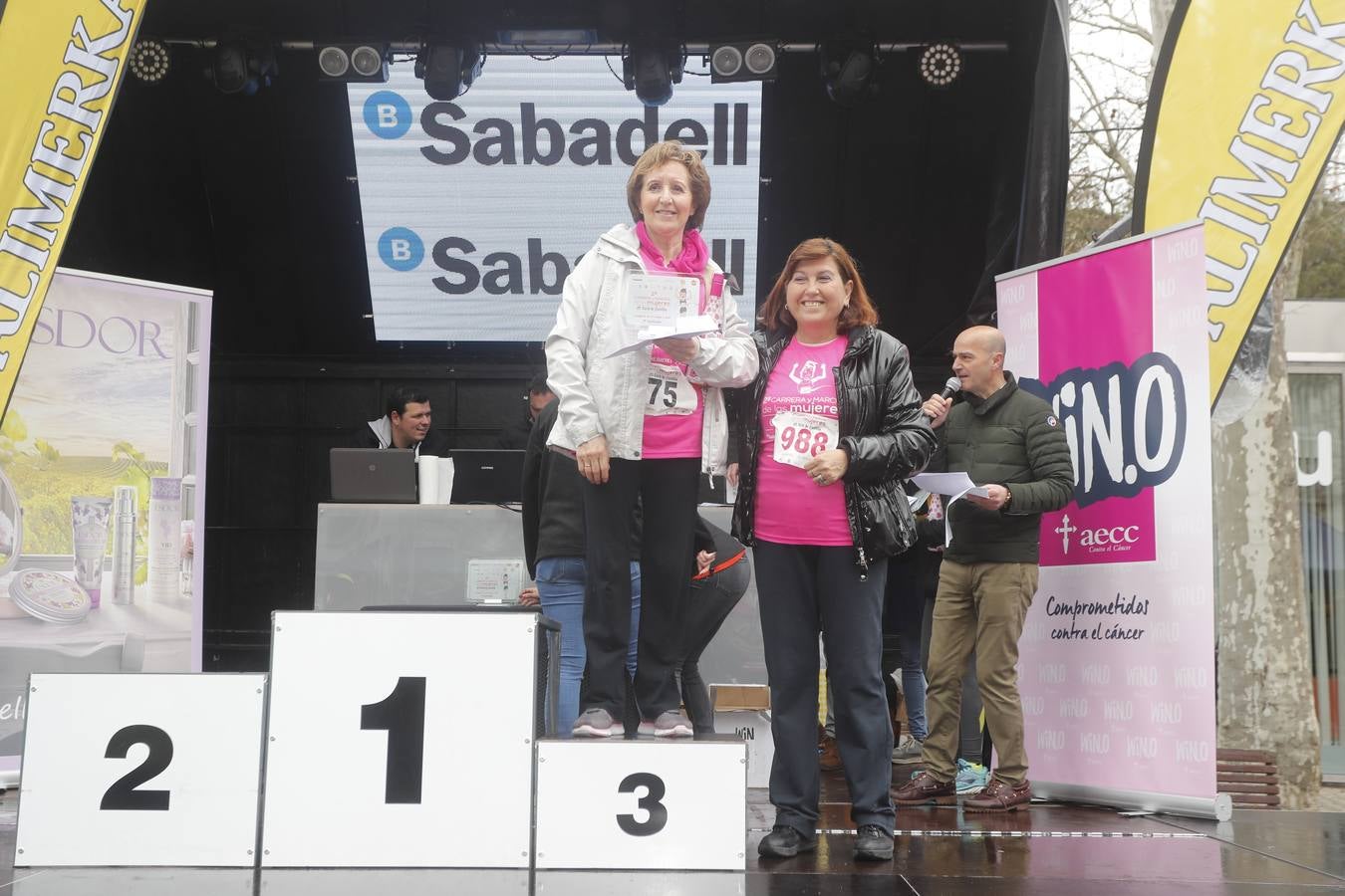 Más de 800 participantes se dieron cita en la Plaza Zorrilla para tomar parte de una marea rosa que tiñó de color las calles del centro de la ciudad