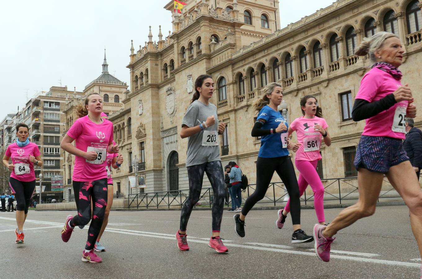 Más de 800 participantes se dieron cita en la Plaza Zorrilla para tomar parte de una marea rosa que tiñó de color las calles del centro de la ciudad