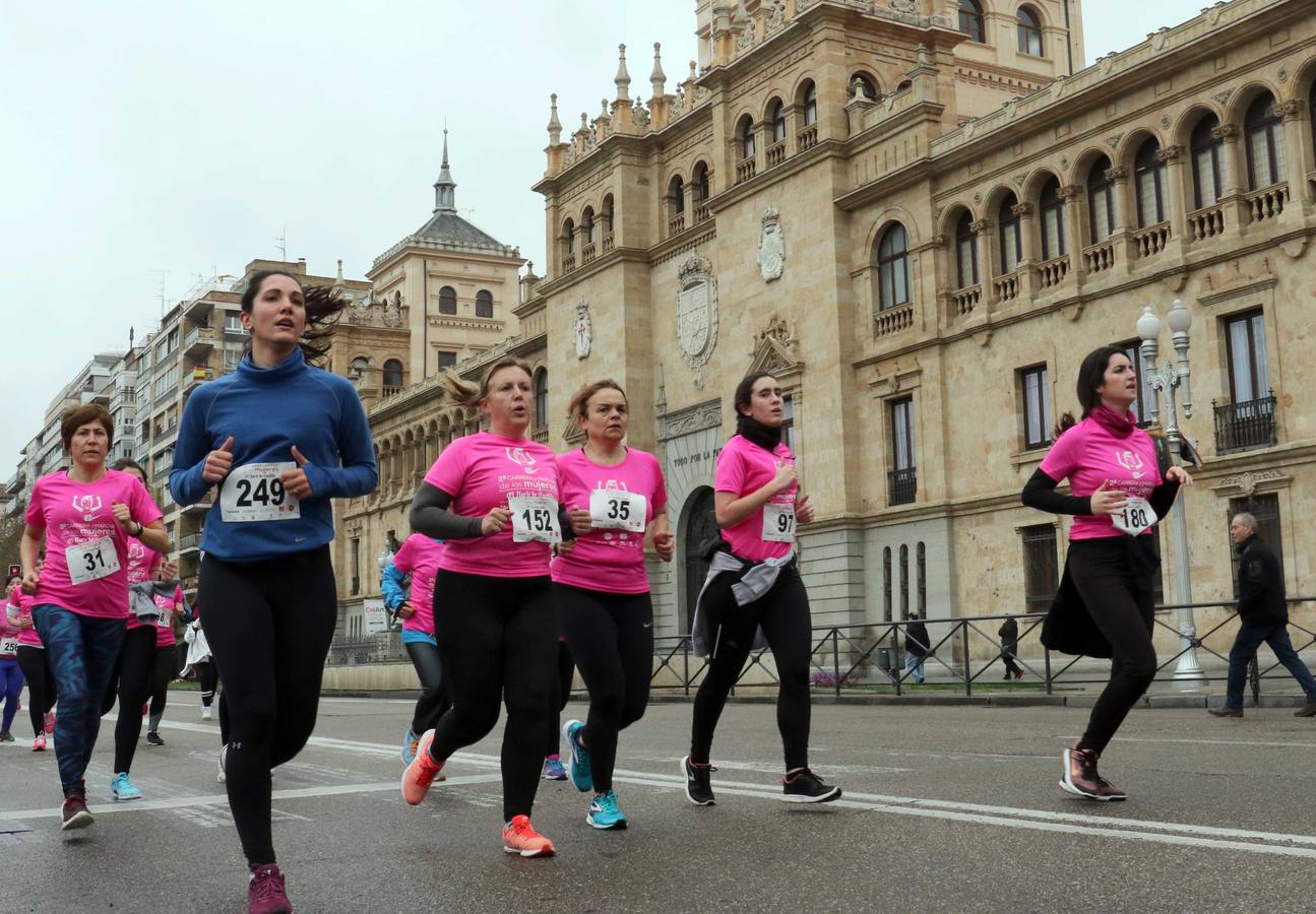 Más de 800 participantes se dieron cita en la Plaza Zorrilla para tomar parte de una marea rosa que tiñó de color las calles del centro de la ciudad