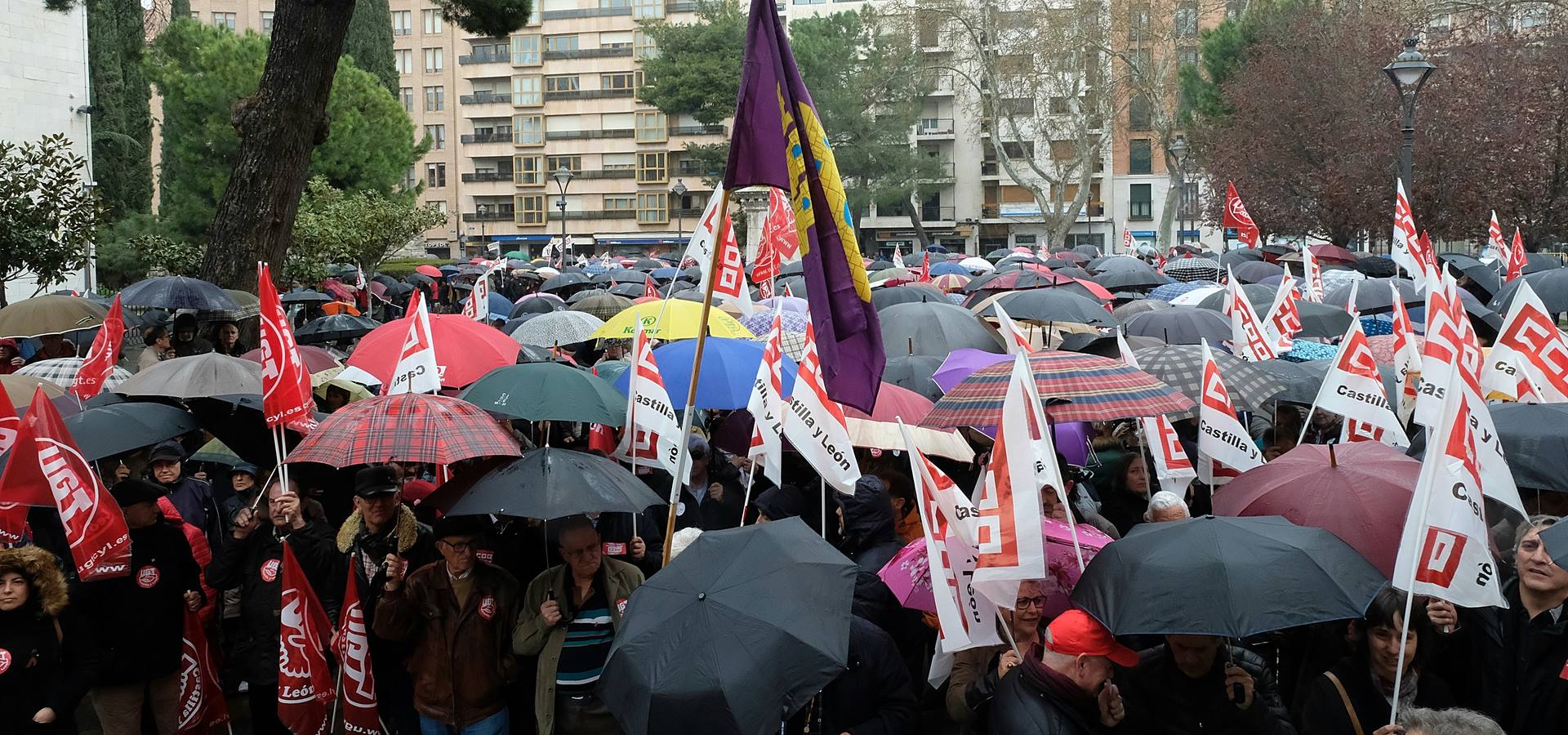 La manifestación, la segunda en menos de un mes en la capita, ha estado convocada por los sindicatos UGT y Comisiones Obreras