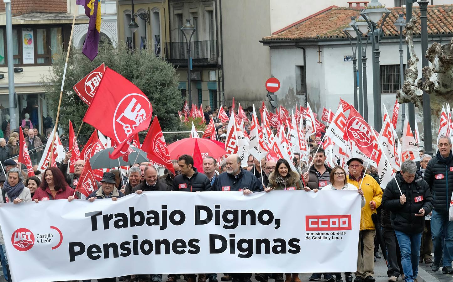 La manifestación, la segunda en menos de un mes en la capita, ha estado convocada por los sindicatos UGT y Comisiones Obreras