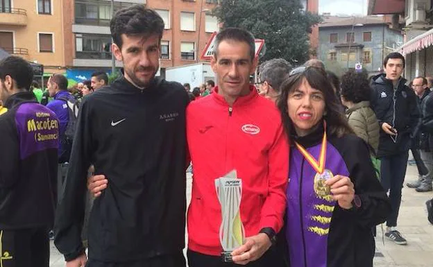 Dani Sanz, Pablo Rodríguez e Isabel Almaraz, con sus trofeos en el Nacional de 10 km ruta. 