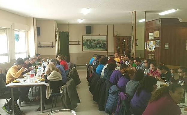 Los participantes compartieron comida antes de continuar las actividades por la tarde.