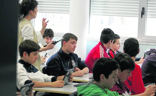 Estudiantes de la ESO escuchan las explicaciones de su profesora en el instituto Tomás Bretón de Villamayor. 