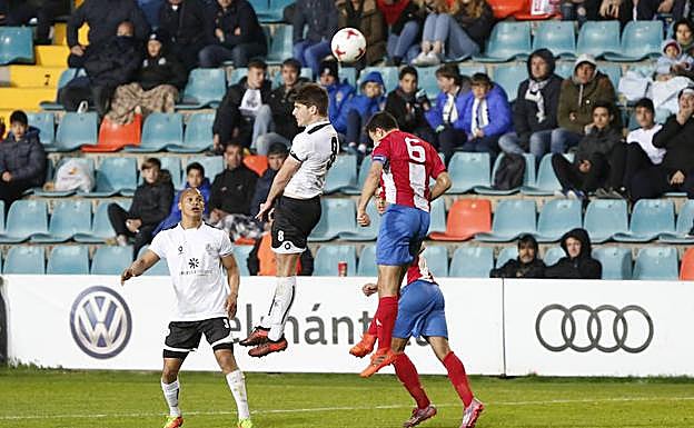 Una acción del Salmantino-Tordesillas del pasado miércoles en el Helmántico. 